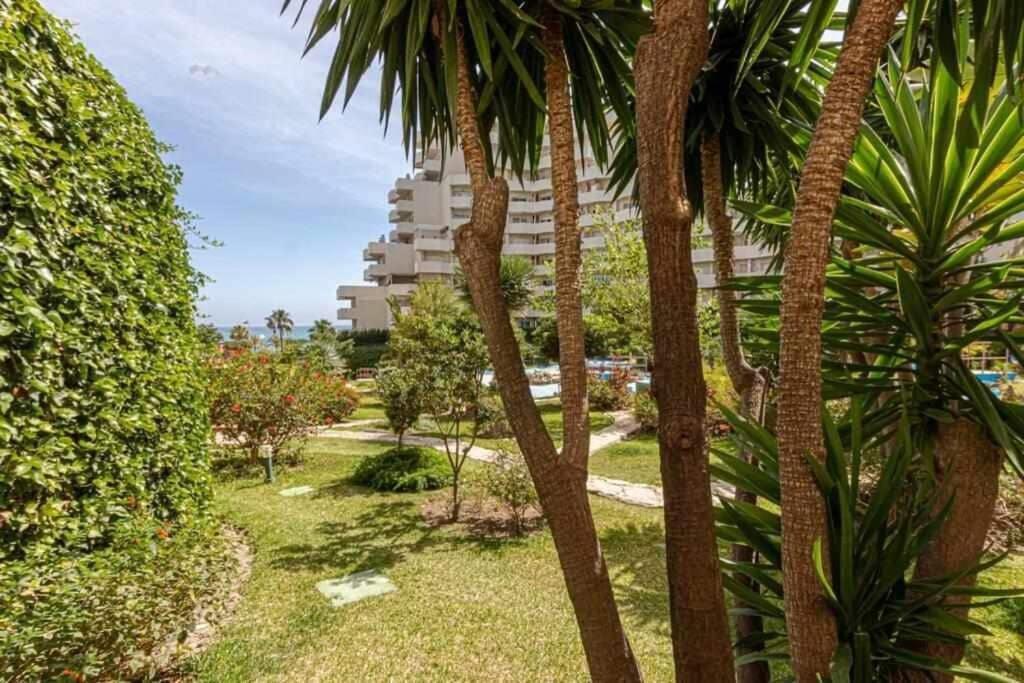797 Holiday Rentals- Precioso Piso Con Vistas Al Jardin En Benalbeach 贝纳尔马德纳 外观 照片